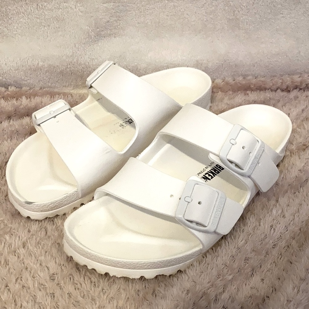 8• Women’s White Birkenstock’s